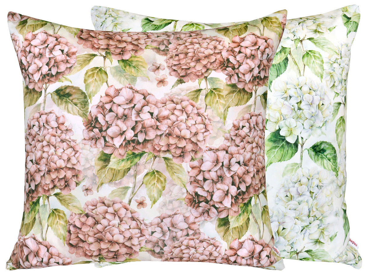 Gebluemte Kissenbezuege im Landhausstil, bedruckt mit rosa/pinken oder weissen Hortensien-Blueten.