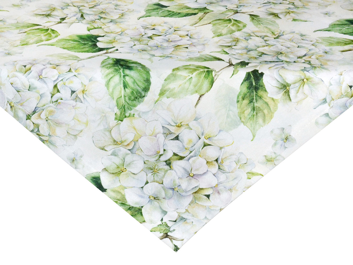 Eine weisse, geblümte Mitteldecke bedruckt mit weissen Hortensien.