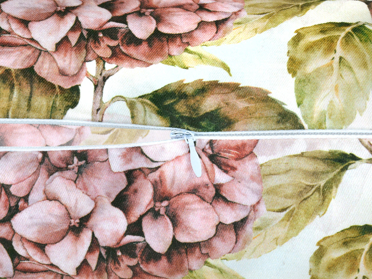 Weisser Bezug für Nackenrollen im Landhausstil, bedruckt mit rosa/pinken Hortensien-Blueten. Nahaufnahme des geoeffneten Reissverschluss.