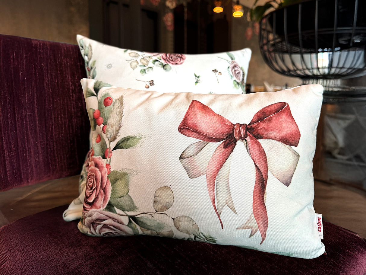 Weisse Kissenhülle – Winterdeko mit rosa gefrosteten Rosen und rosa Schleife – 100% Baumwolle – Aus der beties Magie des Winters "Frost-Rose-Schleife" Kollektion.