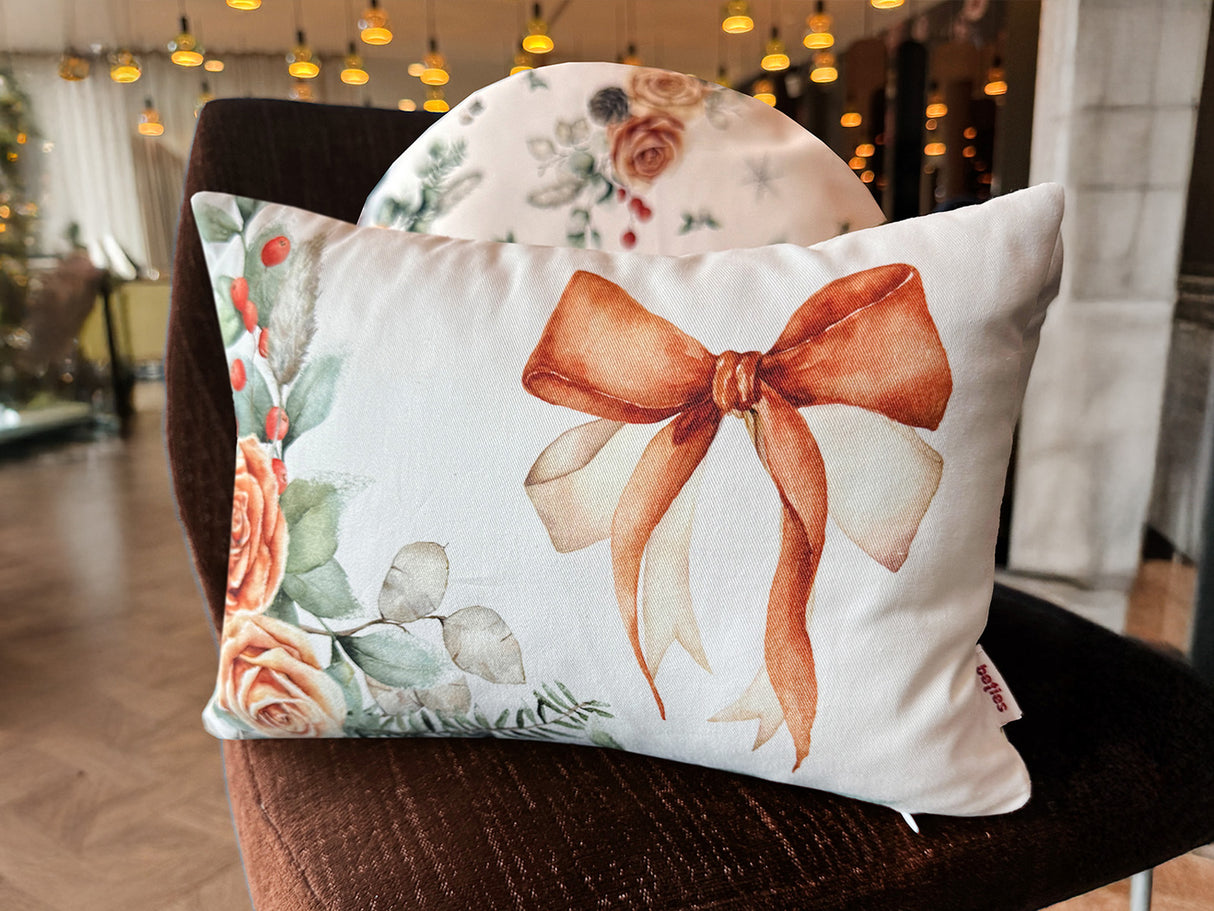 Weisse Kissenhülle – Winterdeko mit orangen gefrosteten Rosen und oranger Schleife – 100% Baumwolle – Aus der beties Magie des Winters "Frost-Rose-Schleife" Kollektion.