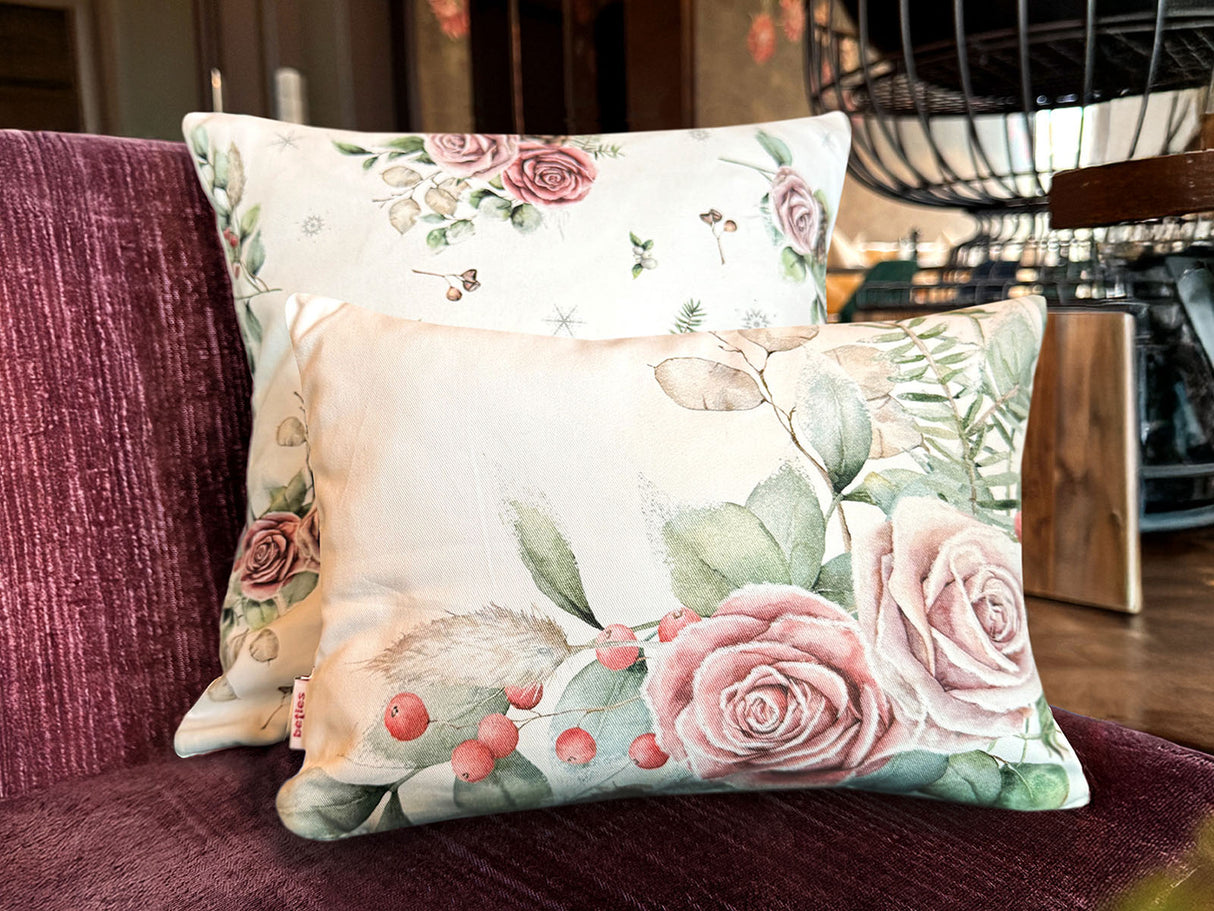 Weisse Kissenhülle – Winterdeko mit rosa gefrosteten Rosen – 100% Baumwolle – Aus der beties Magie des Winters "Frost-Rose-Bukett" Kollektion.