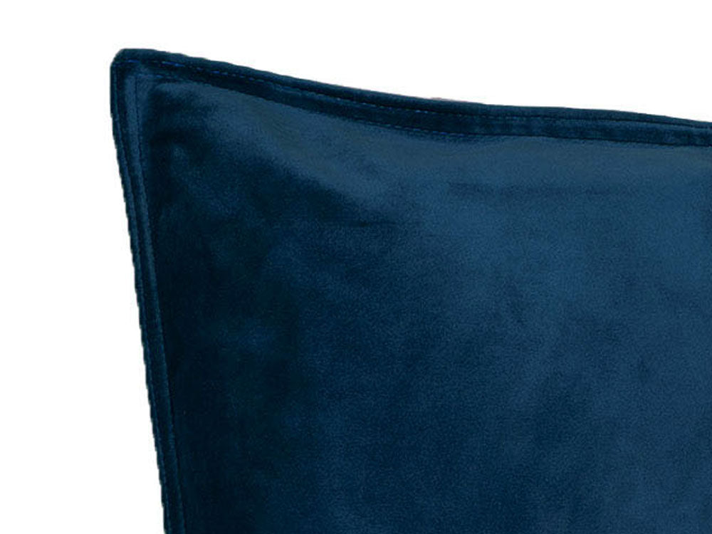 Nahaufnahme von der doppel-Naht des admiral-blauen Samt-Kissenbezugs.
