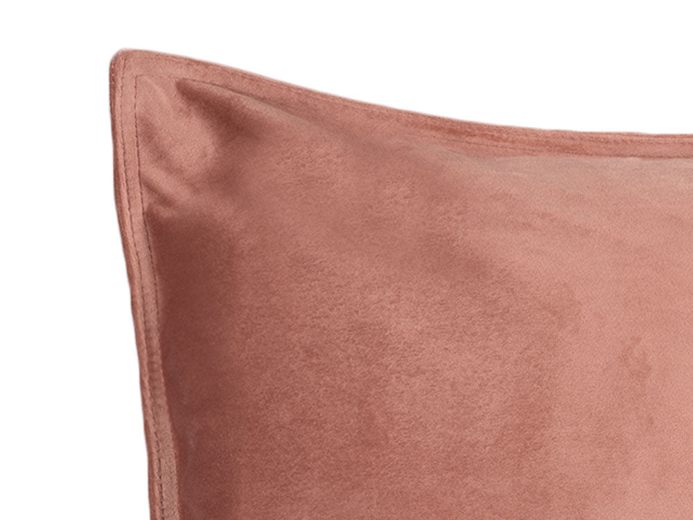 Nahaufnahme von der doppel-Naht des altrosanen Samt-Kissenbezugs.