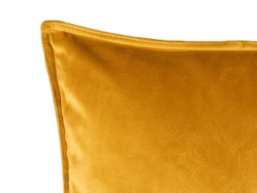 Nahaufnahme von der doppel-Naht des curry-senf-gelben Samt-Kissenbezugs.