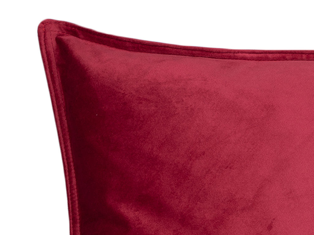 Nahaufnahme von der doppel-Naht des karmin-roten Samt-Kissenbezugs.