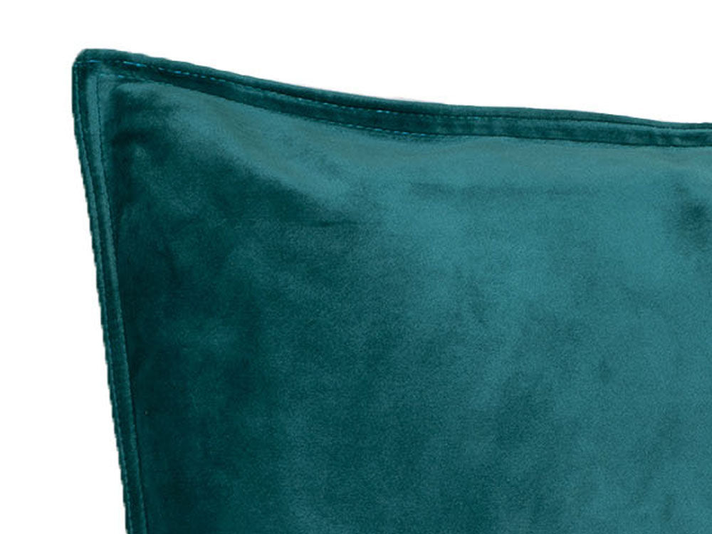 Nahaufnahme von der doppel-Naht des petrol-farbenen Samt-Kissenbezugs.