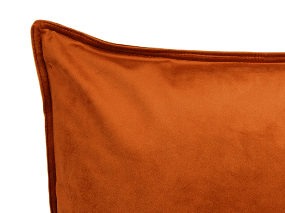 Nahaufnahme von der doppel-Naht des rost-orangen Samt-Kissenbezugs.