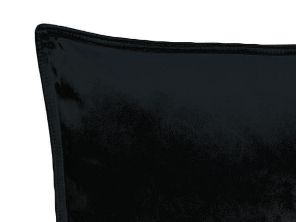 Nahaufnahme von der doppel-Naht des schwarzen Samt-Kissenbezugs.