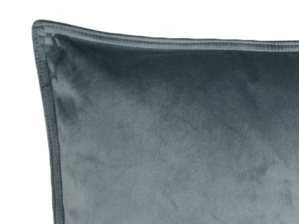 Nahaufnahme von der doppel-Naht des grauen Samt-Kissenbezugs.