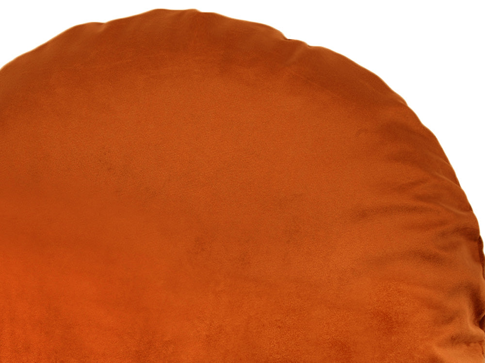 Nahaufnahme eines runden, rost-orangen, Samt Kissenbezug ca. 80 cm Ø aus der beties Samt&Sonders Serie.