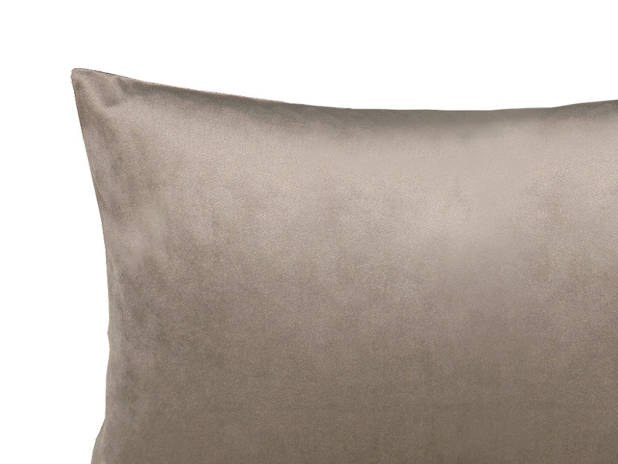 Nahaufnahme eines Samt&Sonders Kissenbezug in der Farbe taupe.