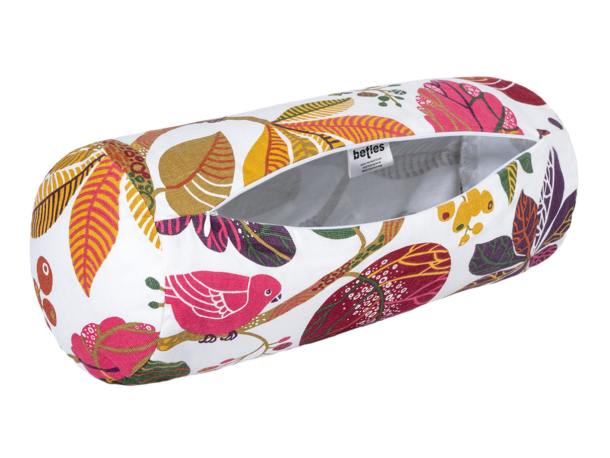 Ein Nackenrollenbezug mit geöffnetem Reissverschluss, bedruckt mit bunten Blaettern und Zweigen auf weissem Hintergrund.