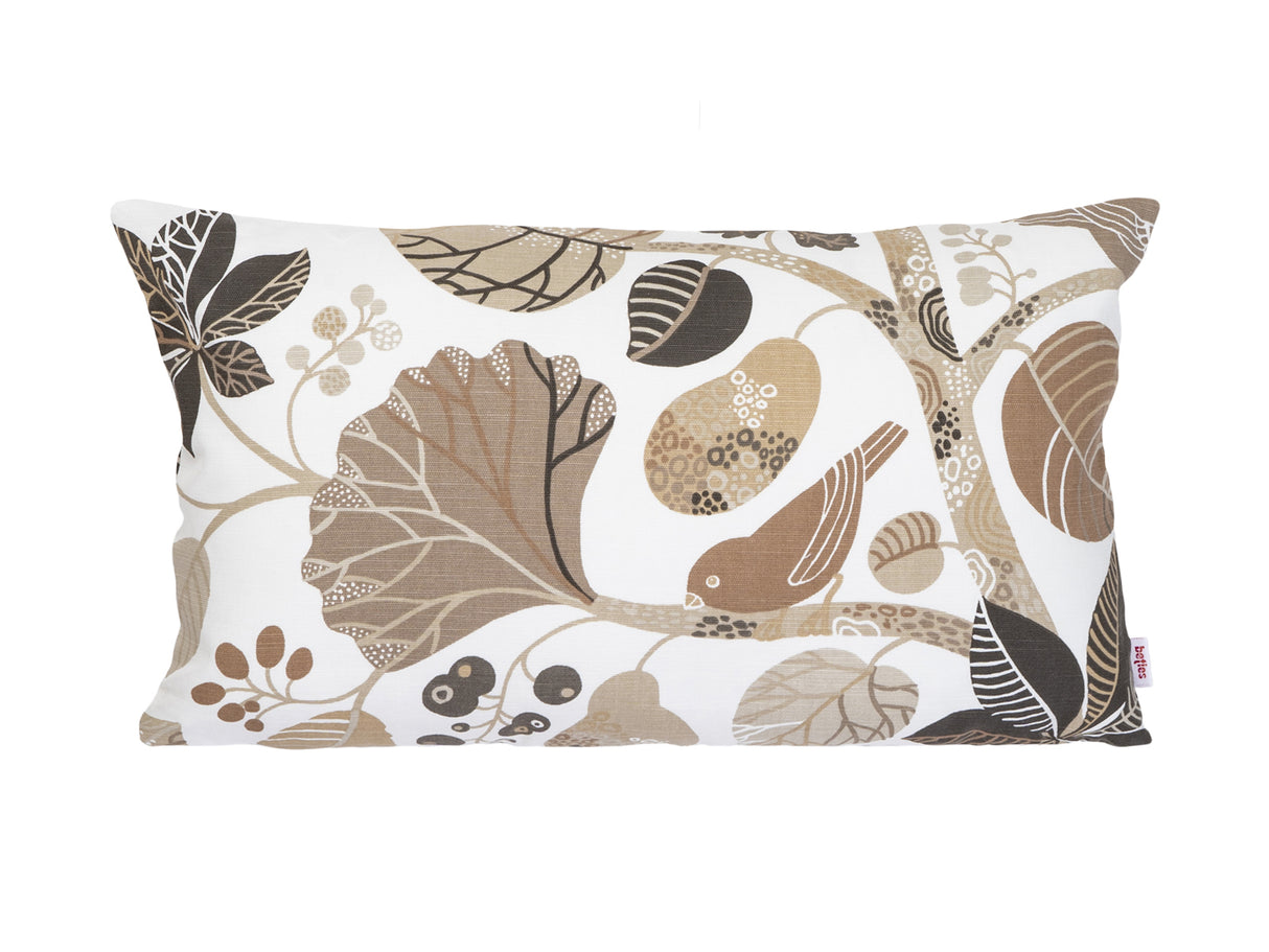 Ein rechteckiger Kissenbezug mit braunen und taupe Farbenen Blaettern und Zweigen auf weissem Hintergrund.
