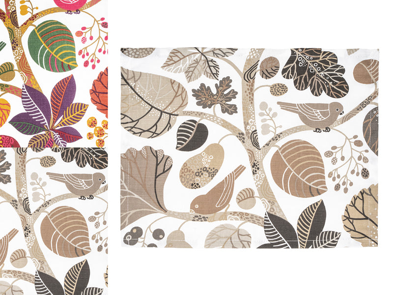 Ein rechteckiges Platzset bedruckt mit taupefarbenen und braunen Blaettern, Zweigen und Voegeln auf weissem Hintergrund. Links daneben sind Farbmuster mit diesem Design ebenfalls in den Farben taupe/braun und ausserdem noch in bunt.