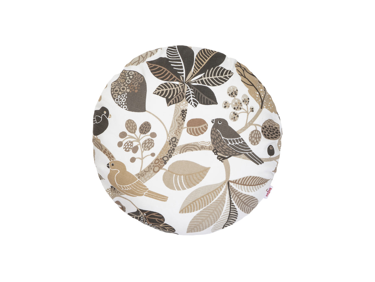 Ein runder Kissenbezug mit braunen und taupe Farbenen Blaettern und Zweigen auf weissem Hintergrund.