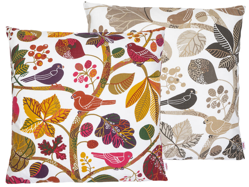 Zwei quadratische Kissenbezuege mit Blaetter, Zweigen und Voegeln auf weissem Hintergrund bedruckt. Einer ist in den Farben braun/taupe und der andere ist ganz bunt gehalten.