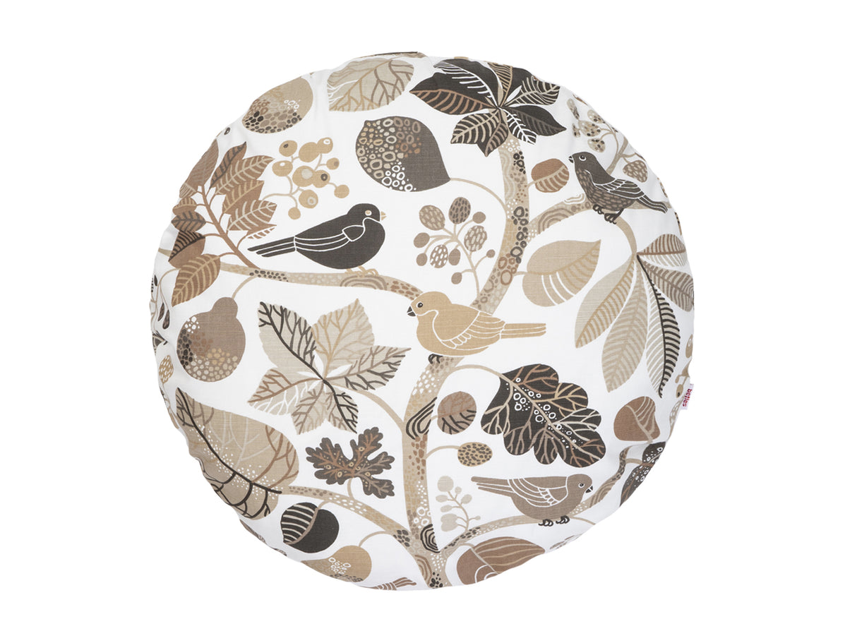 Ein runder Kissenbezug mit braunen und taupe Farbenen Blaettern und Zweigen auf weissem Hintergrund.