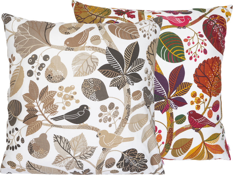 Zwei quadratische Kissenbezuege mit Blaetter, Zweigen und Voegeln auf weissem Hintergrund bedruckt. Einer ist in den Farben braun/taupe und der andere ist ganz bunt gehalten.