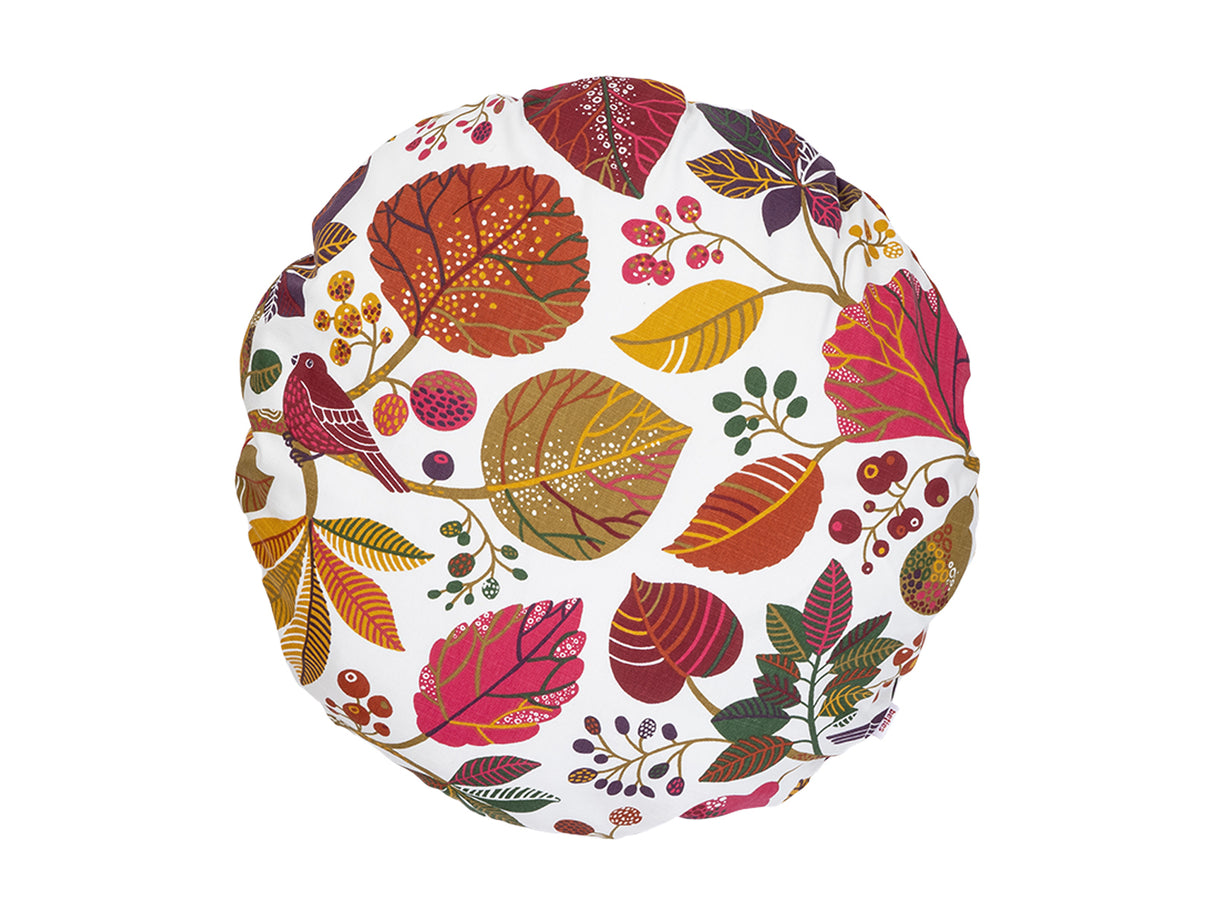 Ein runder Kissenbezug mit bunten Blaettern und Zweigen auf weissem Hintergrund.