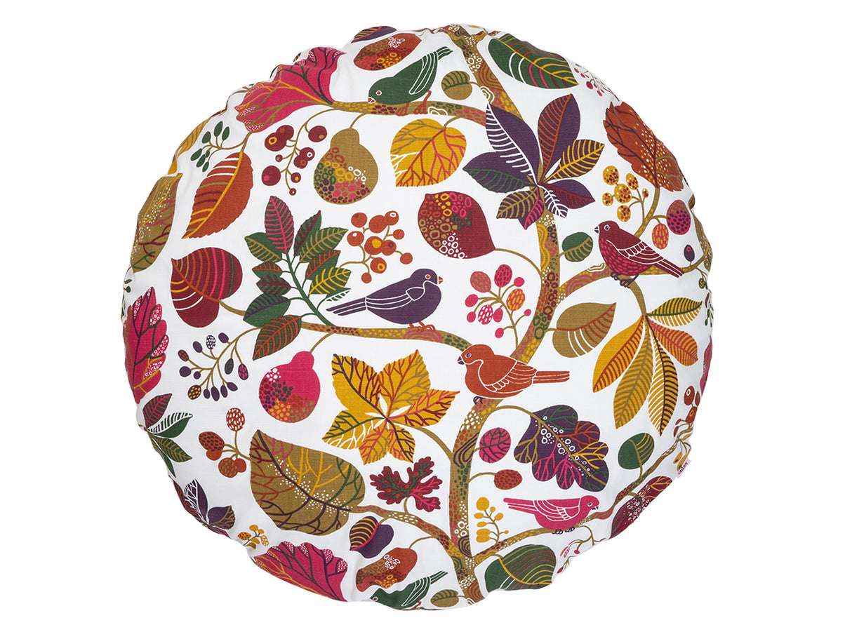Ein runder Kissenbezug mit bunten Blaettern und Zweigen auf weissem Hintergrund.