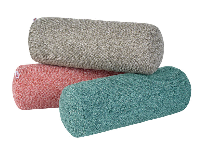Drei Nackenrollen bezogen mit einem Boucle-Stoff in den Farben petrol, hellgrau und rot.
