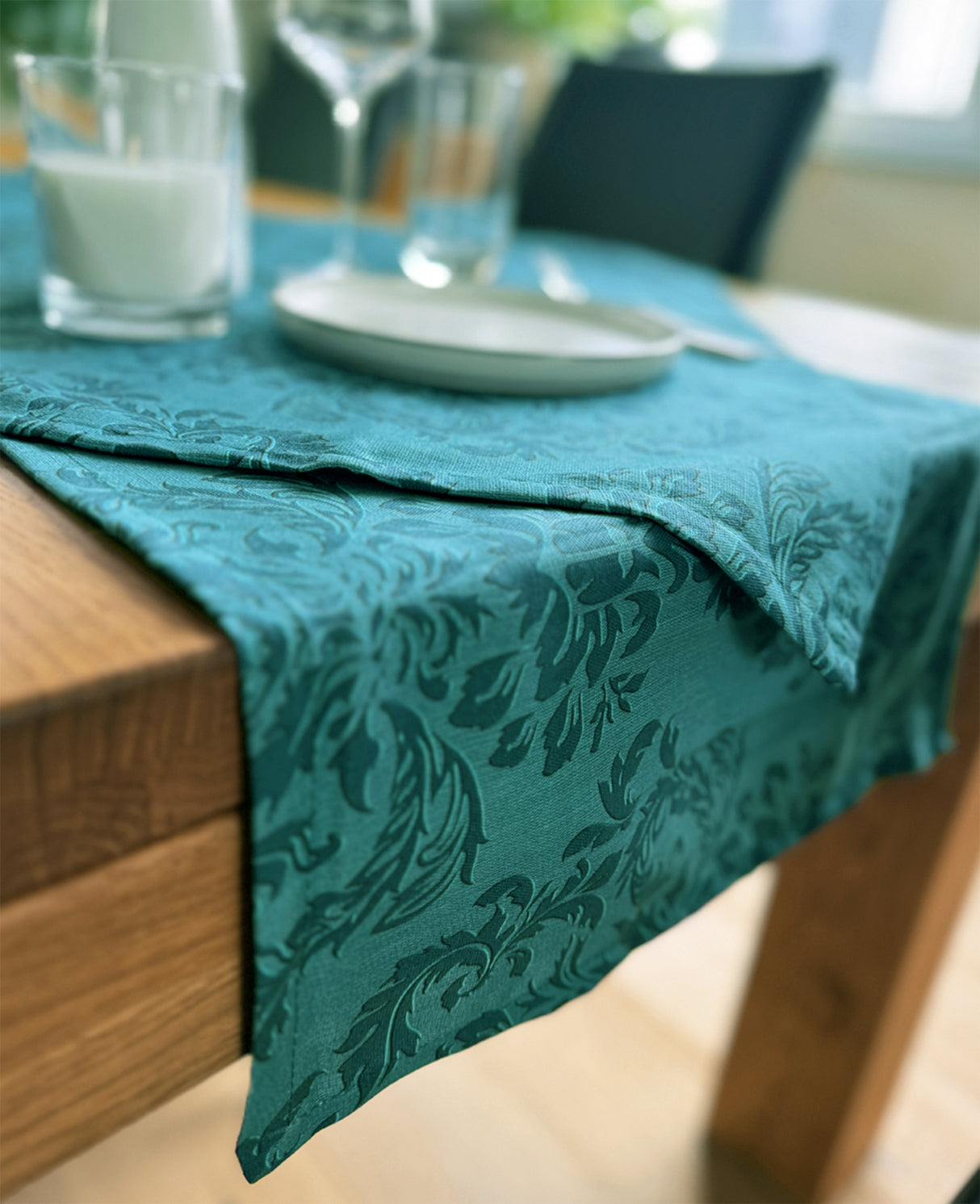 Petrolfarbener Tischlaeufer, bedruckt mit barocken Ornamenten in einem dunkleren Petrol.