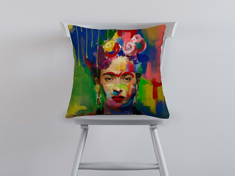 Auf einem weissen Stuhl ist ein bunter Kissenbezug mit dem Portrait einer beruehmten mexikanischen Kuenstlerin dekoriert.