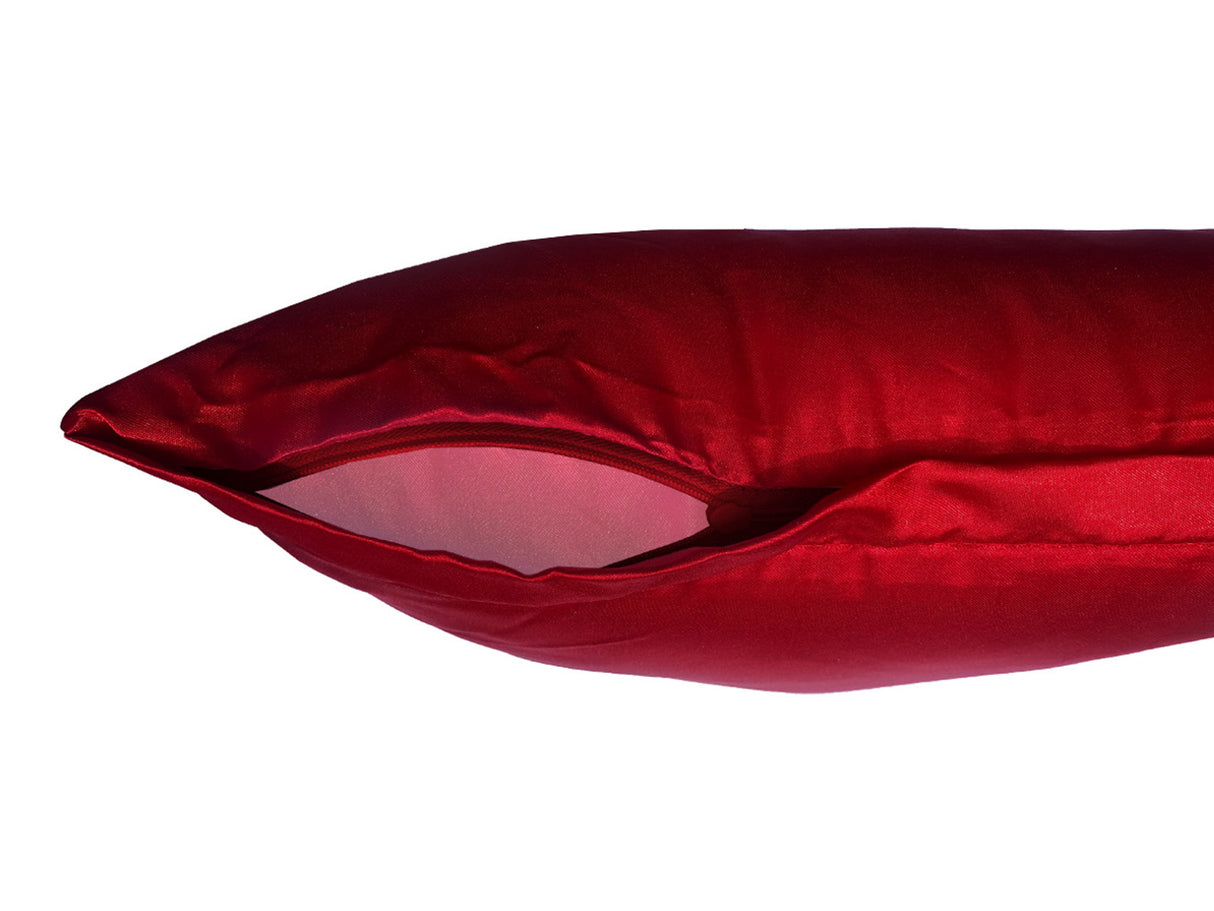 Detailansicht eines verdeckten Reissverschlusses mit Waescheschieber an einem karmin-roten Bettbezug.