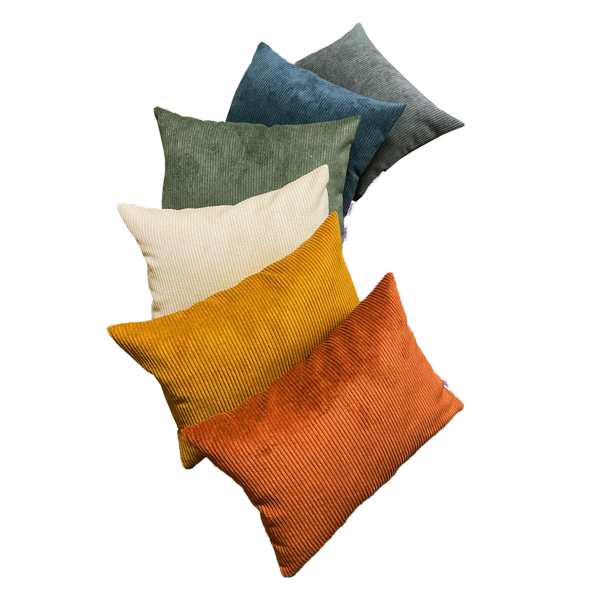 Fünf 25x35 beties Hyggelig No.1 Kissen sind in einer diagonalen Reihe gestapelt. Die Kissen sind gruen, blau, grau, beige und orange, wobei das gruene Kissen vorne und das orange Kissen hinten liegt.