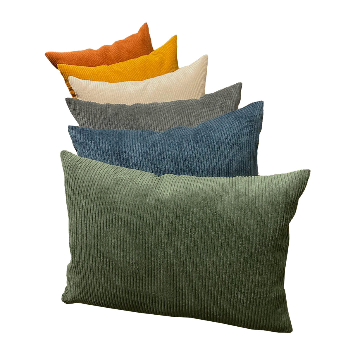Fünf 25x35 beties Hyggelig No.1 Kordkissen sind in einer diagonalen Reihe gestapelt. Die Kissen sind gruen, blau, grau, beige und orange, wobei das gruene Kissen vorne und das orange Kissen hinten liegt.