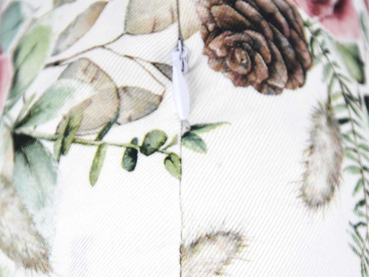 Runde, weisse Kissenhuelle ca. 40 cm im Durchmesser, Detailansicht Reissverschluss – Winterdeko mit gefrosteten Rosen in rosa – 100% Baumwolle – aus der beties Magie des Winters "Frost-Rose" Kollektion.