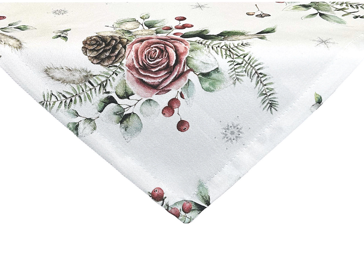 Mitteldecke – Winterdeko mit gefrosteten Rosen in mauve, Kieferzapfen und Zweigen – 100% Baumwolle – aus der beties Magie des Winters "Frost-Rose" Kollektion.