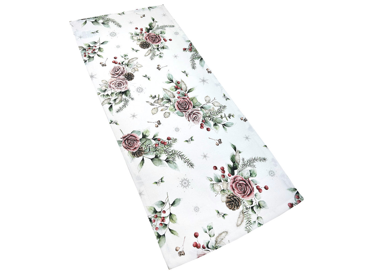 Weisser XS Tischlaeufer – Winterdeko mit gefrosteten Rosen in rosa, Tannenzapfen und Zweigen – 100% Baumwolle – aus der beties Magie des Winters "Frost-Rose" Kollektion.