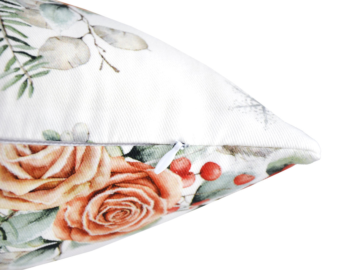 Weisse Kissenhuelle ca. 30x50 cm – Winterdeko mit orangen, gefrosteten Rosen, Kieferzapfen und Zweigen im Alloverdruck. Detailansicht von dem Reissverschluss – 100% Baumwolle – Aus der beties Magie des Winters "Frost-Rose" Kollektion.