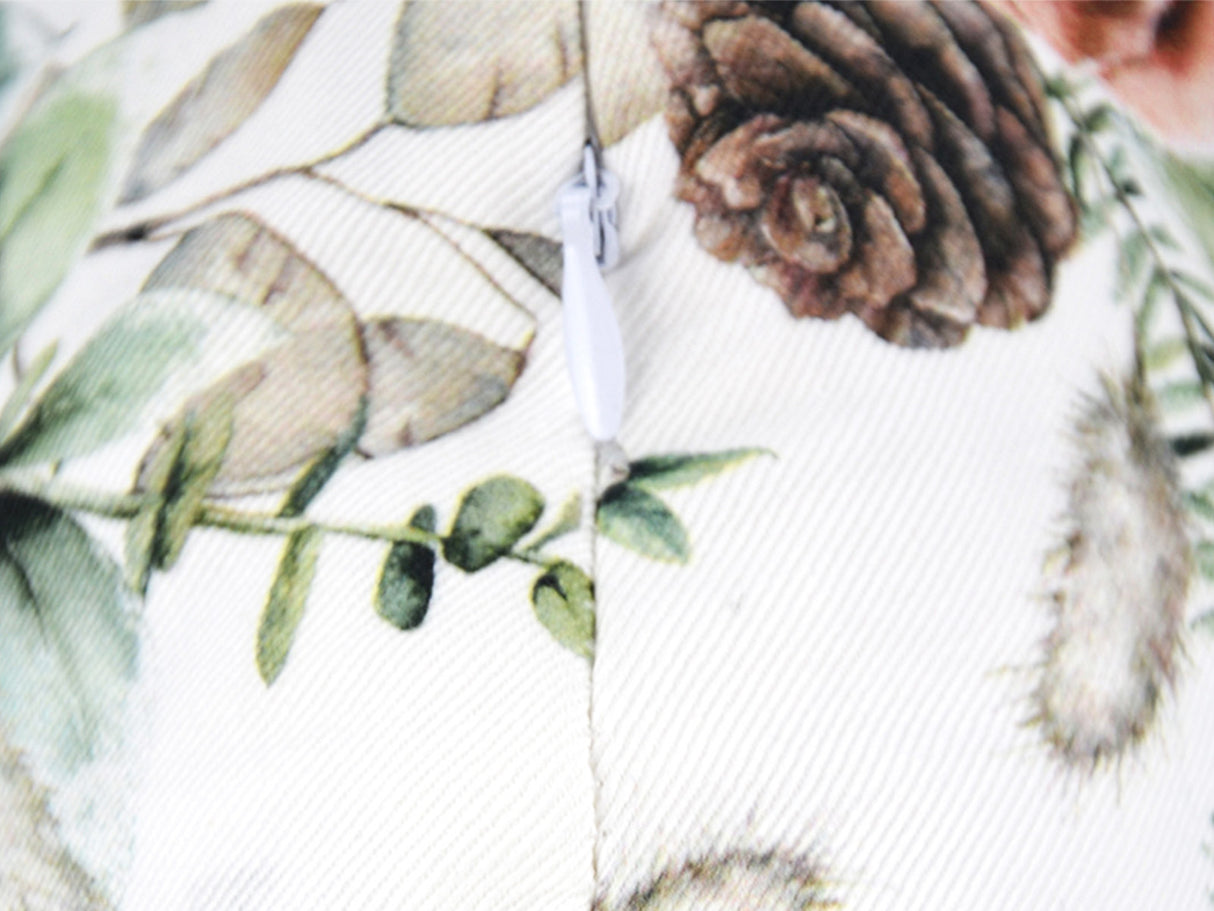 Runde, weisse Kissenhuelle ca. 40 cm im Durchmesser, Detailansicht Reissverschluss – Winterdeko mit gefrosteten Rosen in orange – 100% Baumwolle – aus der beties Magie des Winters "Frost-Rose" Kollektion.