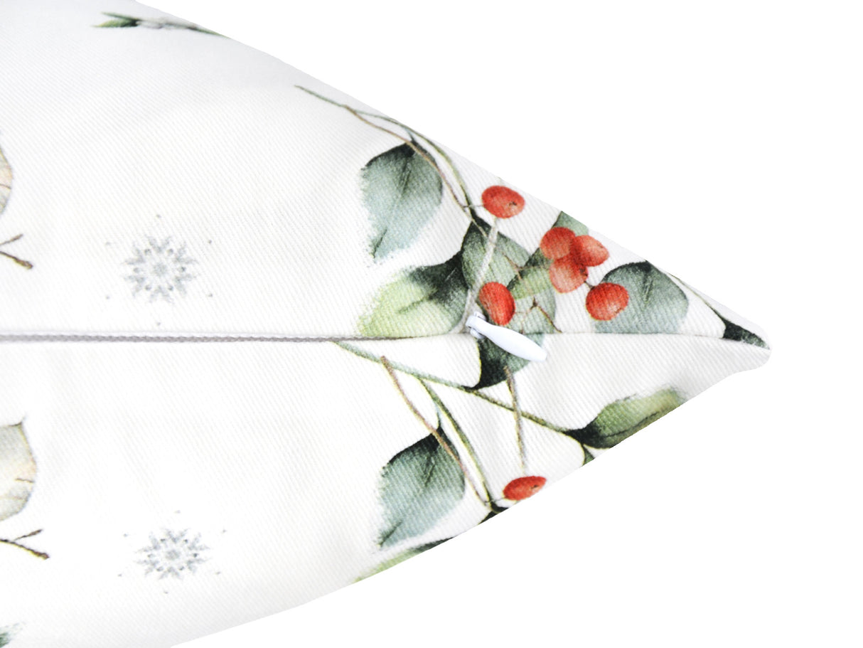 Weisse Kissenhuelle ca. 50x50 cm – Winterdeko mit orangen gefrosteten Rosen, Kieferzapfen und Zweigen im Allloverdruck. Detailansicht von unten mit Reissverschluss – 100% Baumwolle – Aus der beties Magie des Winters "Frost-Rose" Kollektion.