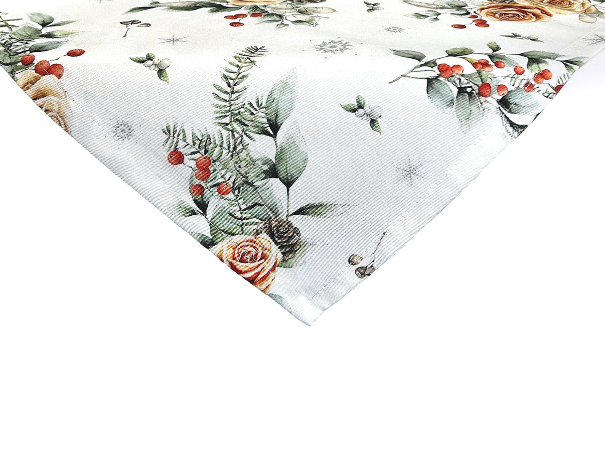 Weisse XS-Mitteldecke – Winterdeko mit gefrosteten Rosen in der Farbe orange, Kieferzapfen und Zweigen im Alloverdruck – 100% Baumwolle – aus der beties Magie des Winters "Frost-Rose" Kollektion.