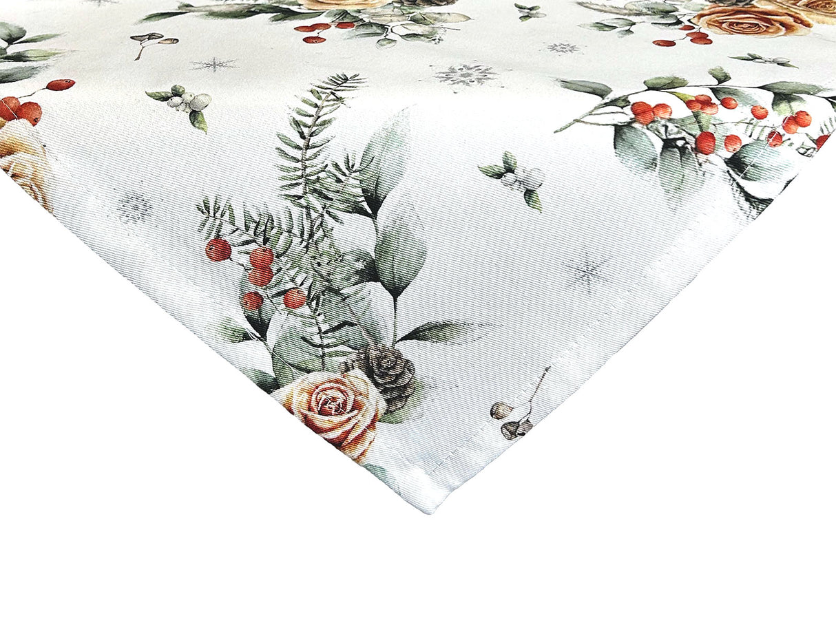 Mitteldecke – Winterdeko mit gefrosteten Rosen in orange, Kieferzapfen und Zweigen – 100% Baumwolle – aus der beties Magie des Winters "Frost-Rose" Kollektion.