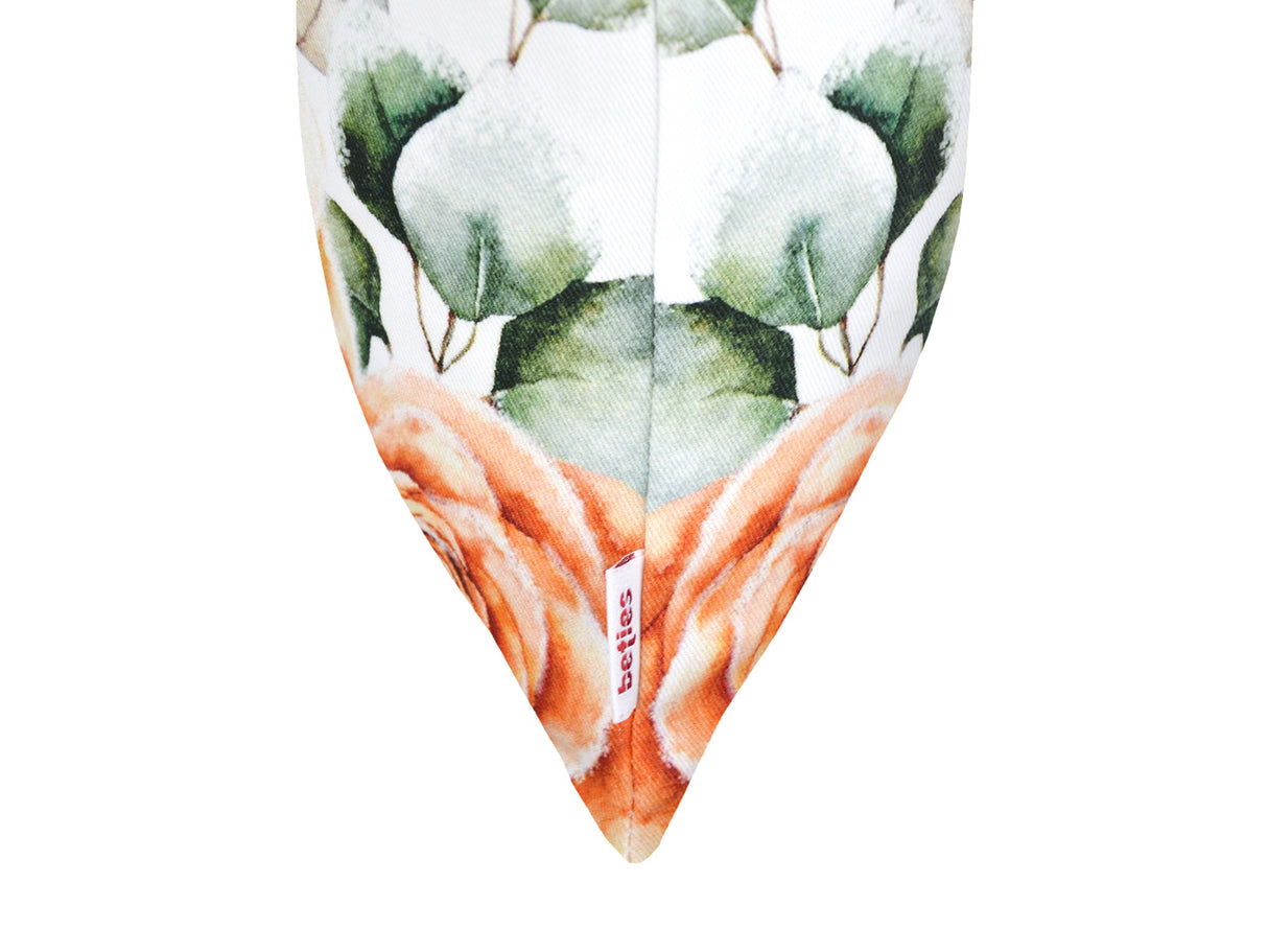 Weisse Kissenhülle ca. 50x50 cm – Winterdeko mit einem Rotkelchen und orangen gefrosteten Rosen, Detailansicht beties Logo – 100% Baumwolle – Aus der beties Magie des Winters "Frost-Rose Rotkelchen" Kollektion.