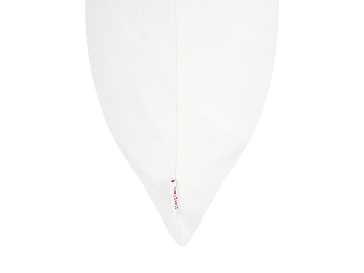 Weisse Kissenhülle ca. 50x50 cm – Winterdeko mit orangen gefrosteten Rosen und oranger Schleife, Detailansicht beties Label – 100% Baumwolle – Aus der beties Magie des Winters "Frost-Rose Schleife" Kollektion.