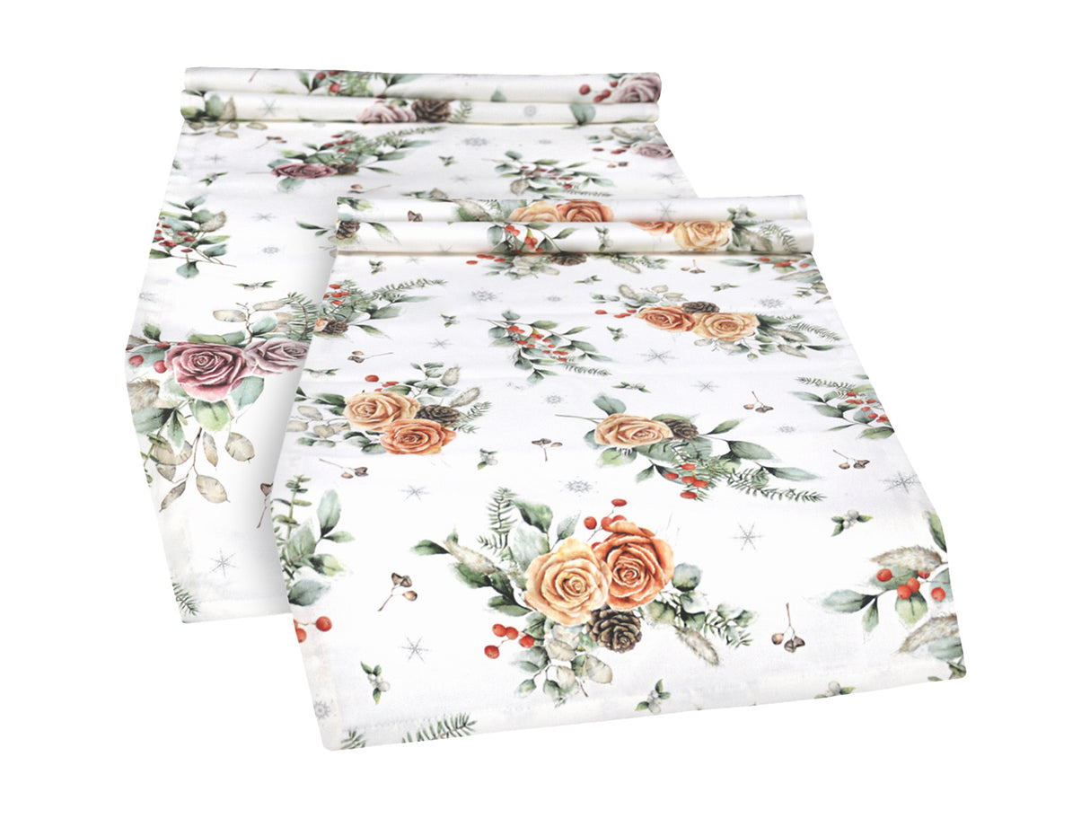 Weisse Tischlaeufer – Winterdeko mit gefrosteten Rosen in rosa oder orange, Tannenzapfen und Zweigen – 100% Baumwolle – aus der beties Magie des Winters "Frost-Rose" Kollektion.