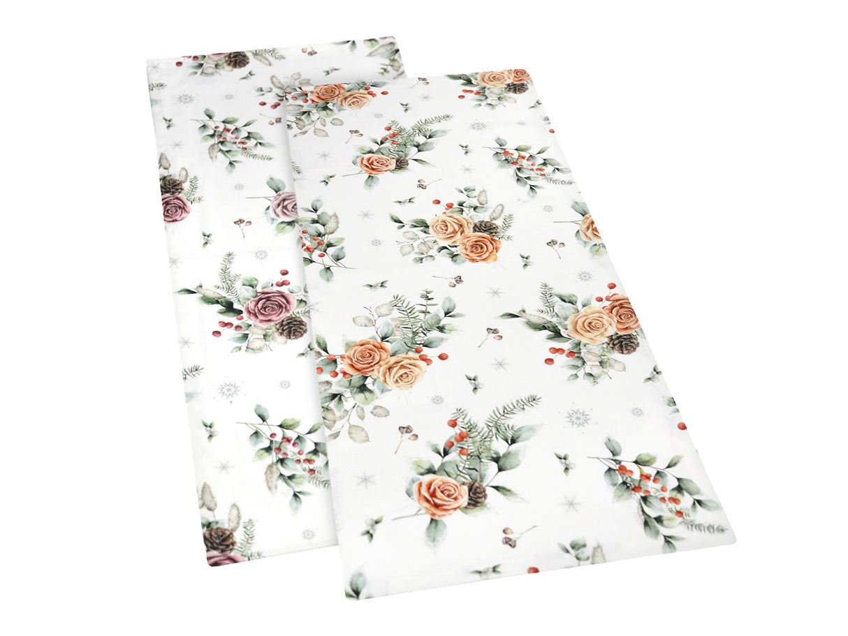 Weisse XS Tischlaeufer – Winterdeko mit gefrosteten Rosen in rosa oder orange, Tannenzapfen und Zweigen – 100% Baumwolle – aus der beties Magie des Winters "Frost-Rose" Kollektion.