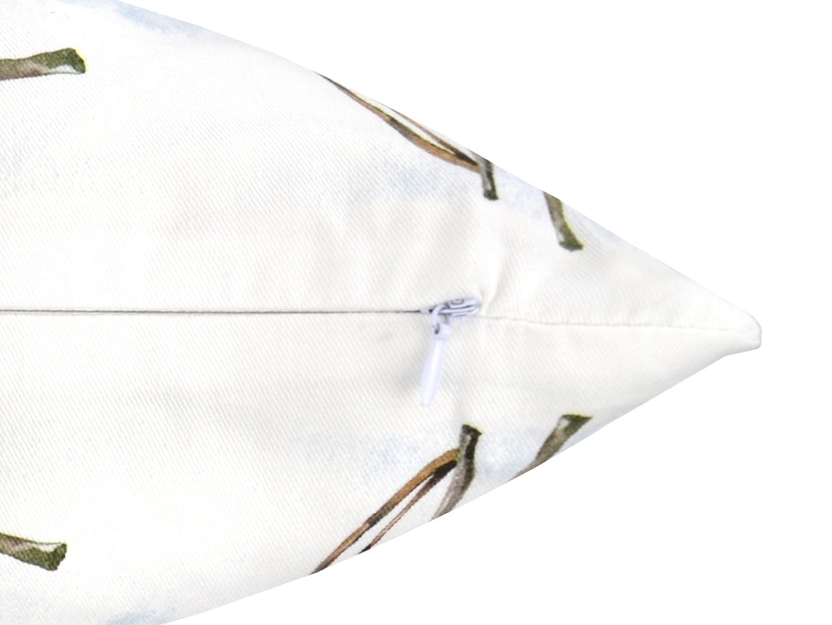 Detailansicht des Reißverschluss von der Kissenhülle – Winterdeko liebevoll gestaltet mit eiem Eichhoernchen, Tannenzapfen, Knallbeeren, Sternanis & Eukalyptus – 100% Baumwolle – beties Magie des Winters "Moggl-Hütte".