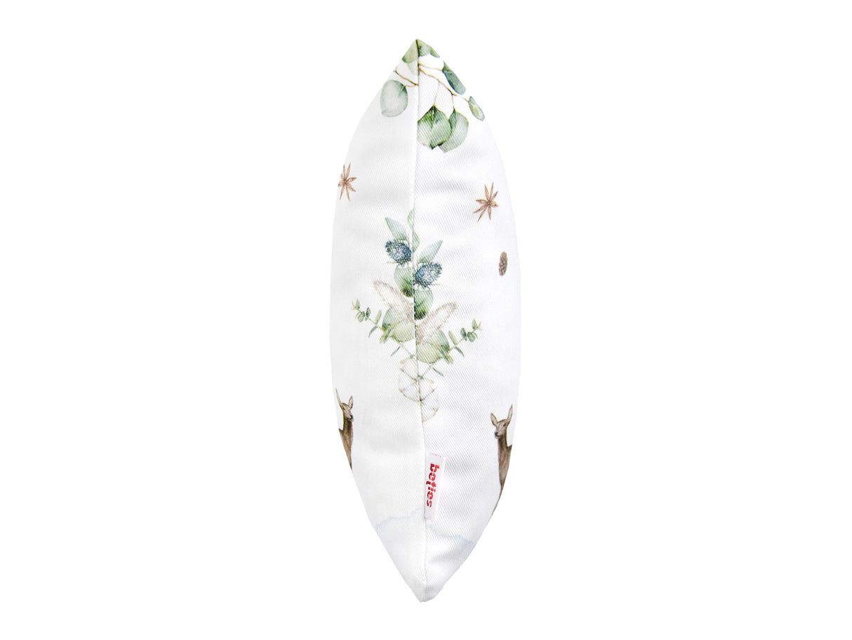 Kissenhülle von der Seite präsentiert, 25x35 cm – Winterdeko liebevoll gestaltet mit Hütte, Rehen, Tannenzapfen, Knallbeeren, Sternanis & Eukalyptus – 100% Baumwolle – beties Magie des Winters "Moggl-Hütte".