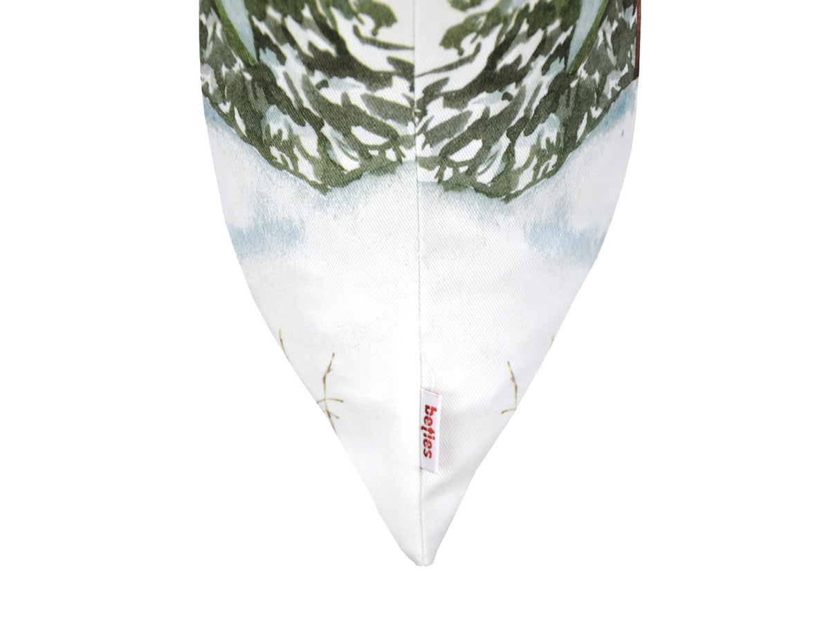 Detailansicht des beties Web-Labels an der Kissenhülle 50x50 cm – Winterdeko liebevoll gestaltet mit Hütte, Rehen, Tannenzapfen, Knallbeeren, Sternanis & Eukalyptus – 100% Baumwolle – beties Magie des Winters "Moggl-Hütte".