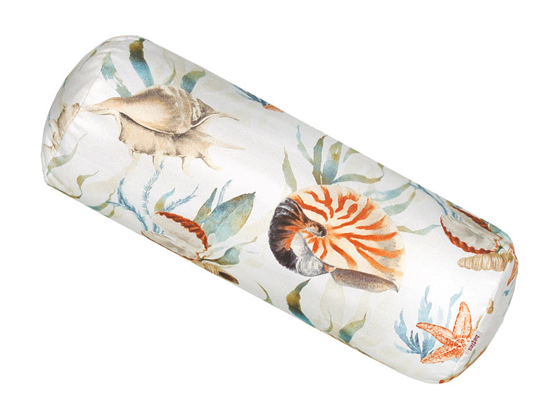 Nackenrolle bezogen mit einem weissen Bezug. Darauf sind Muscheln, Meeresschnecken-Haeuser, Seesterne und Seegras abgebildet.