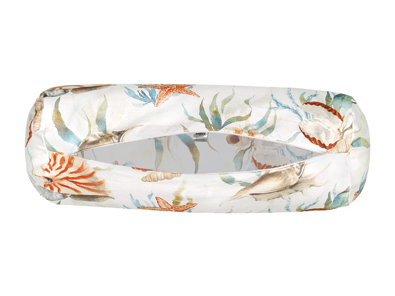 Weisser Nackenrollenbezug bedrucktmit erdfarbenen, halbrunden Stempelmotiven.