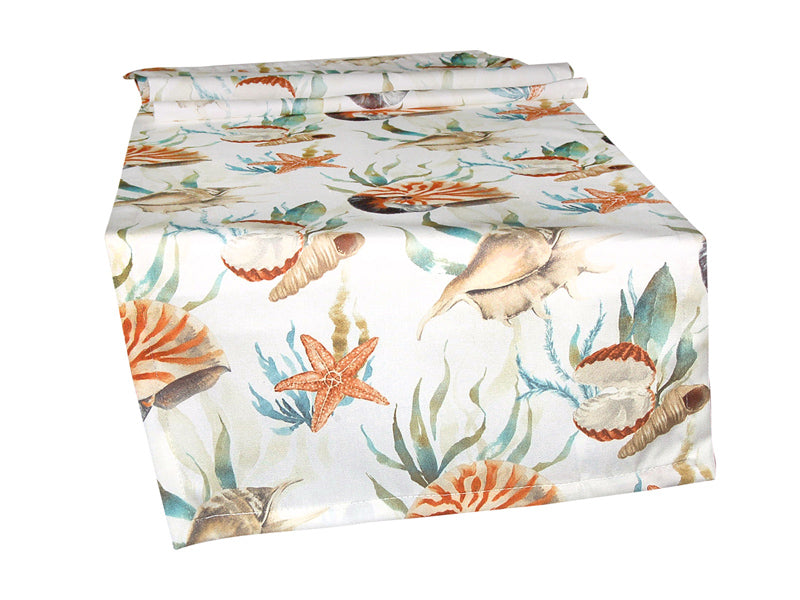 Weisser Tischlaeufer bedruckt mit Muscheln, Meeresschnecken-Haeuser, Seesternen und Seegras.