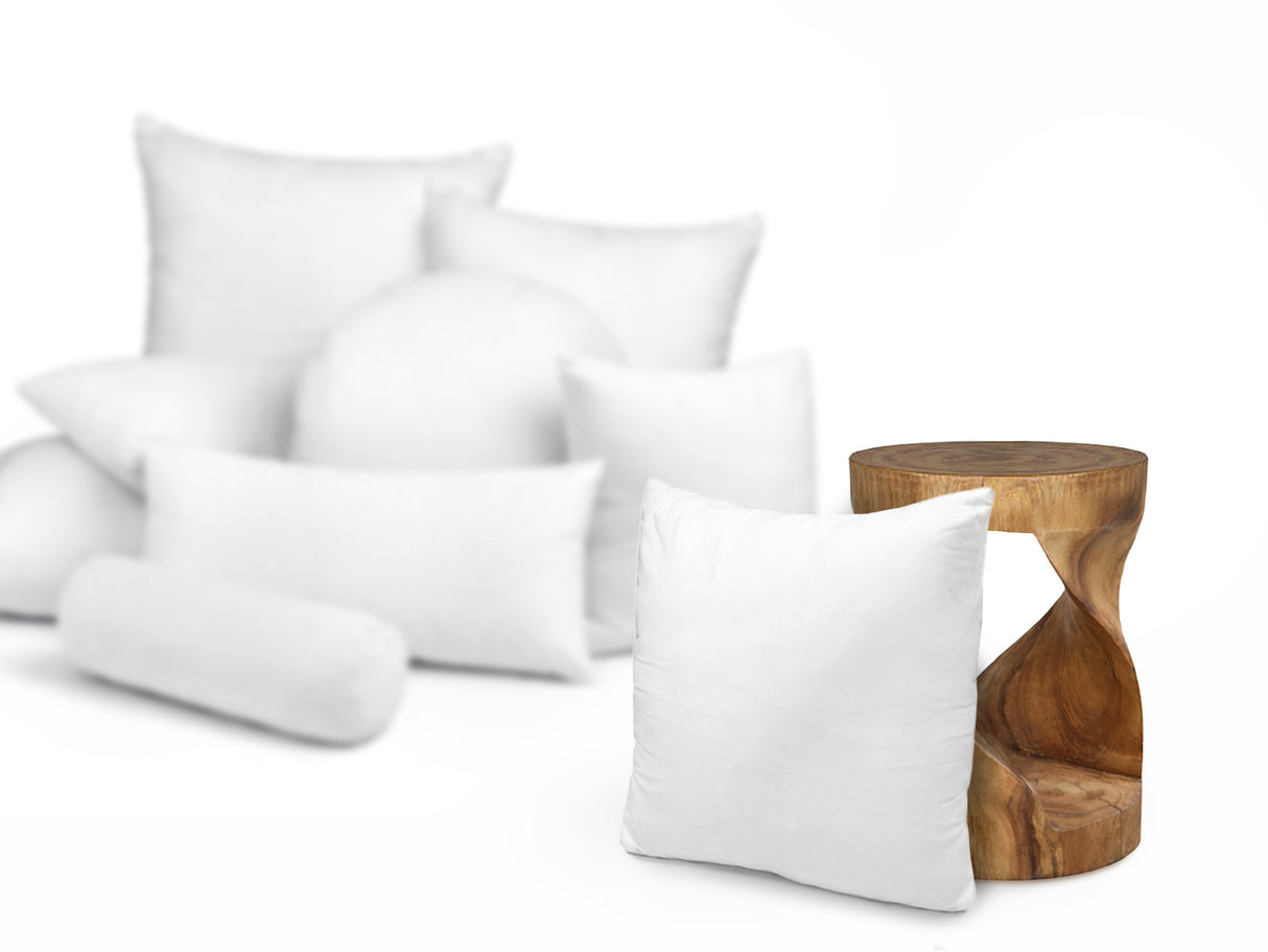 beties Publik Federkissen Fuellkissen 60x60 cm – Groessenvergleich neben einem Holzhocker